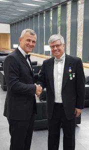 Alexander Romanenko, a FIABCI World Prix d'Excellence Bizottság elnöke (j) gratulált Kovács Attilának